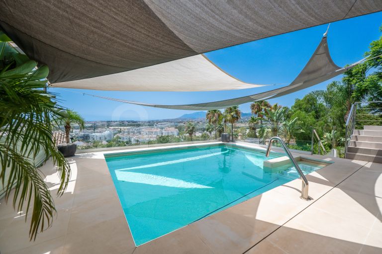 Villa for sale in Nueva Andalucia