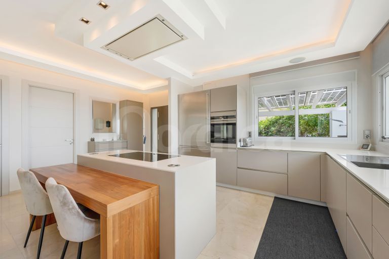 Villa for sale in Nueva Andalucia