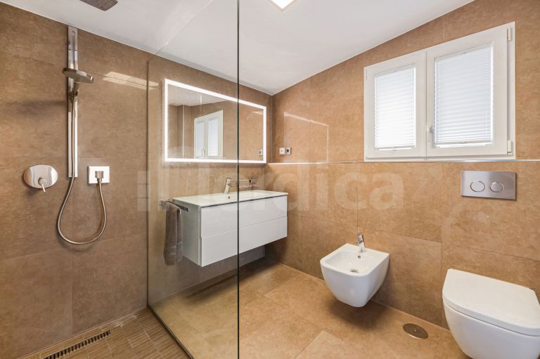 Villa for sale in Nueva Andalucia