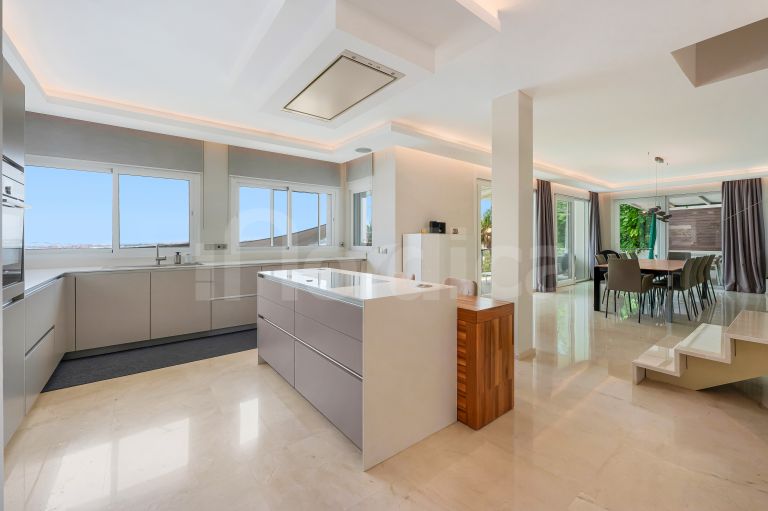 Villa for sale in Nueva Andalucia