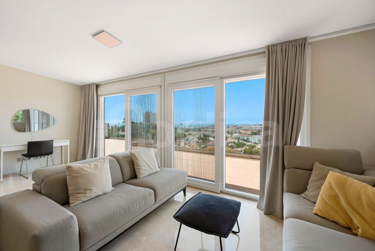 Villa for sale in Nueva Andalucia