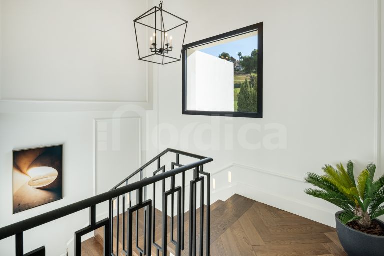 Villa for sale in Nueva Andalucia