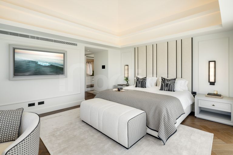 Villa for sale in Nueva Andalucia