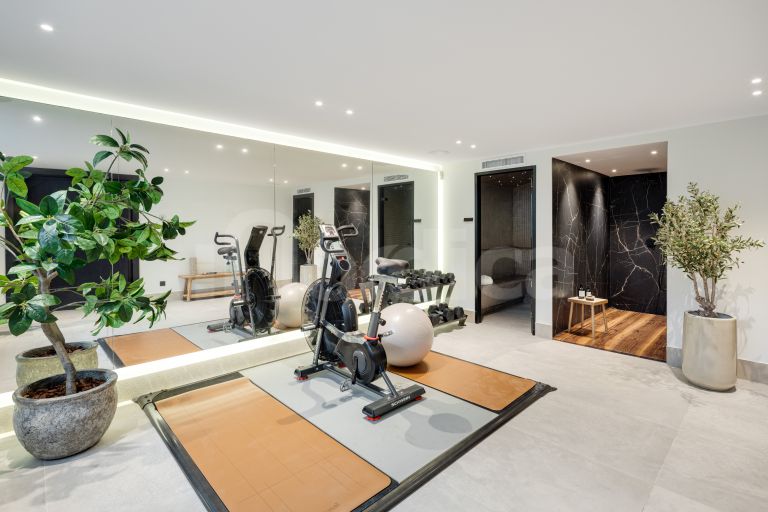 Villa for sale in Nueva Andalucia