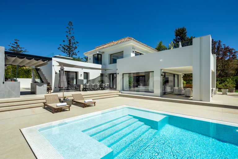 Villa for sale in Nueva Andalucia