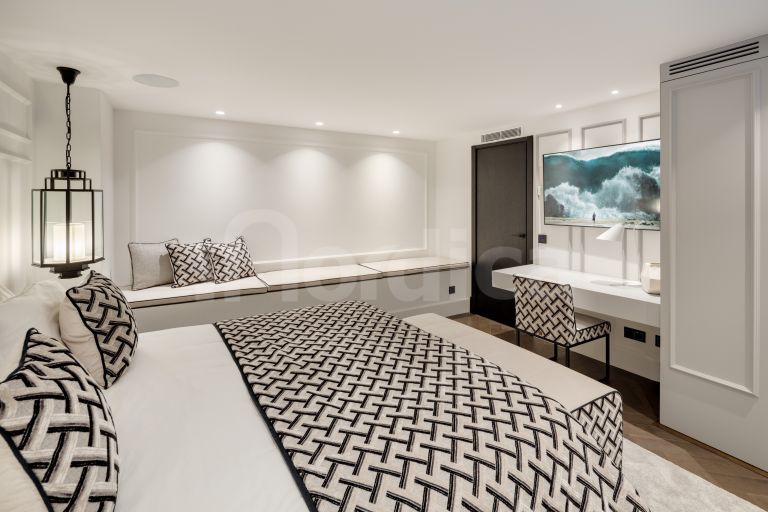 Villa for sale in Nueva Andalucia