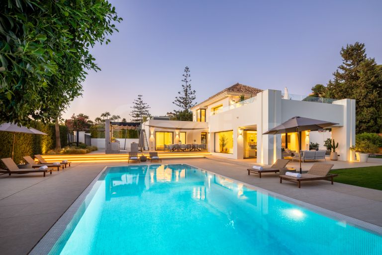 Villa for sale in Nueva Andalucia