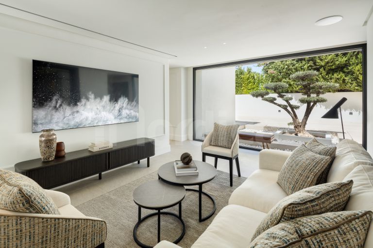 Villa for sale in Nueva Andalucia