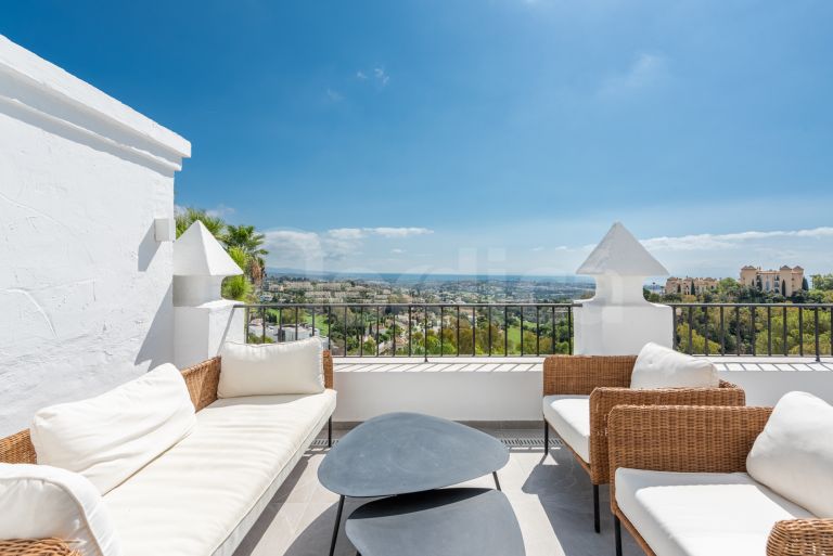 Tvåvånings takvåning till salu i Las Colinas de Marbella