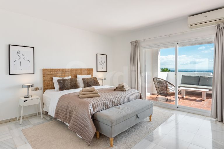 Tvåvånings takvåning till salu i Las Colinas de Marbella