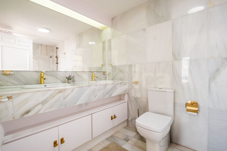 Tvåvånings takvåning till salu i Las Colinas de Marbella