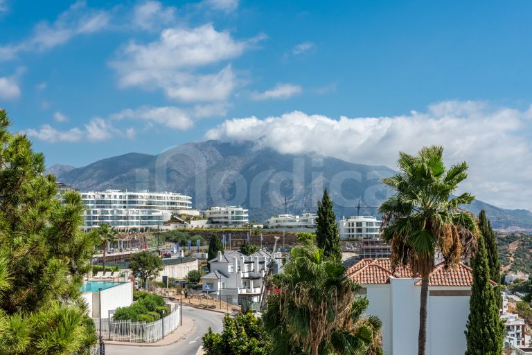 Tvåvånings takvåning till salu i Las Colinas de Marbella