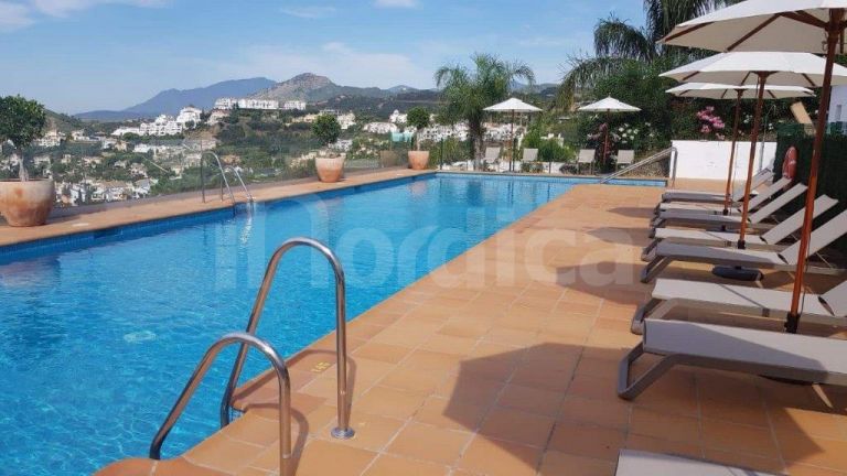 Tvåvånings takvåning till salu i Las Colinas de Marbella