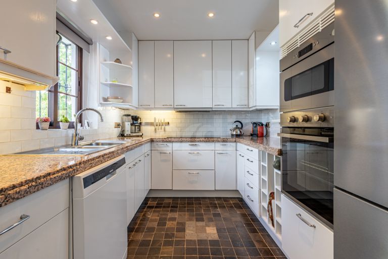 Tvåvånings takvåning till salu i Las Colinas de Marbella