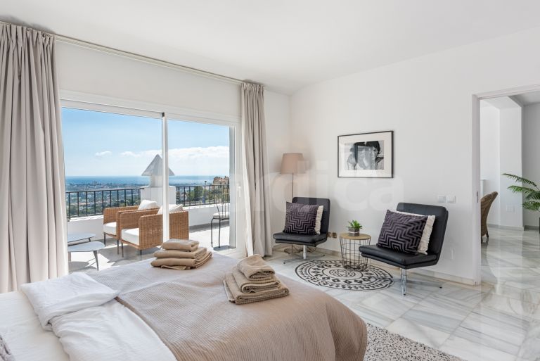 Tvåvånings takvåning till salu i Las Colinas de Marbella