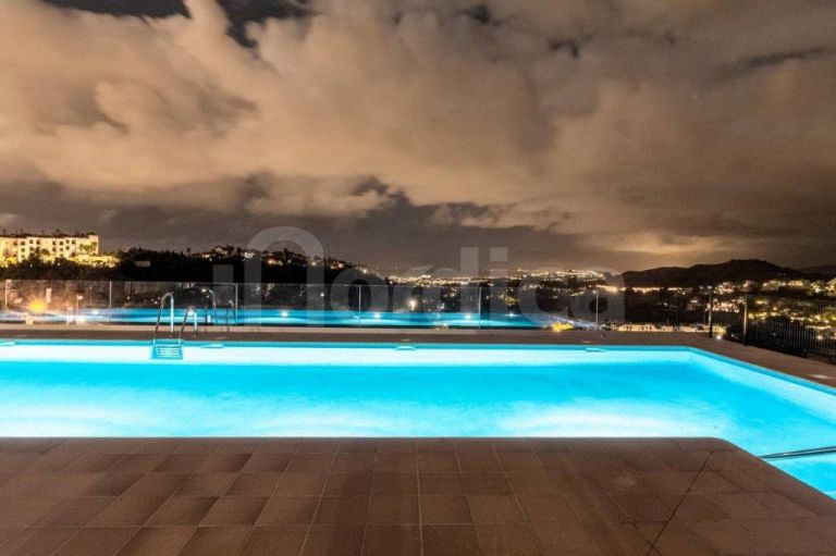 Tvåvånings takvåning till salu i Las Colinas de Marbella