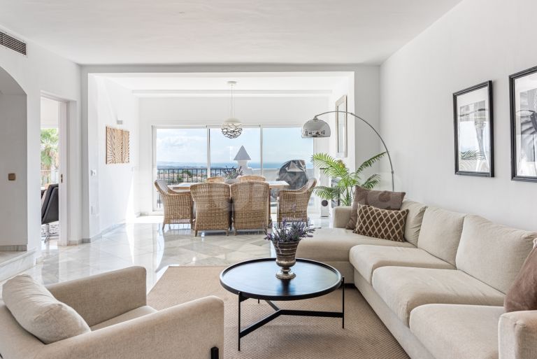 Tvåvånings takvåning till salu i Las Colinas de Marbella