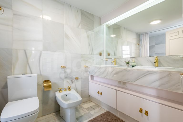 Tvåvånings takvåning till salu i Las Colinas de Marbella