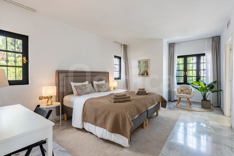 Tvåvånings takvåning till salu i Las Colinas de Marbella