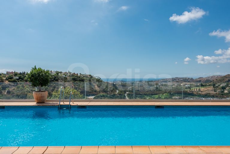 Tvåvånings takvåning till salu i Las Colinas de Marbella