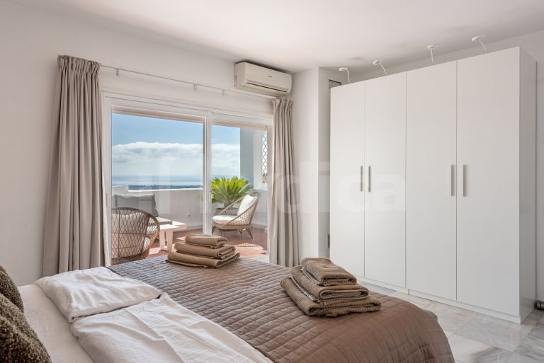Tvåvånings takvåning till salu i Las Colinas de Marbella