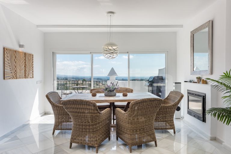 Tvåvånings takvåning till salu i Las Colinas de Marbella