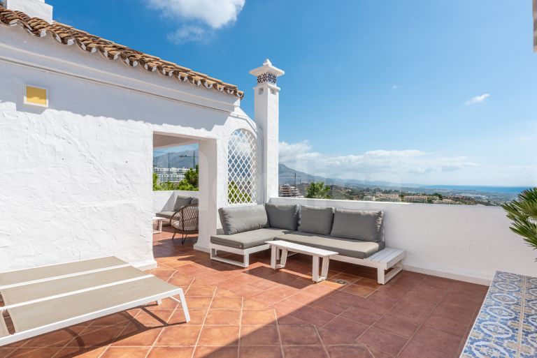 Tvåvånings takvåning till salu i Las Colinas de Marbella