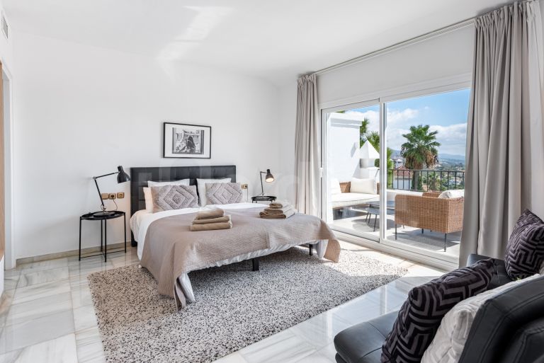 Tvåvånings takvåning till salu i Las Colinas de Marbella