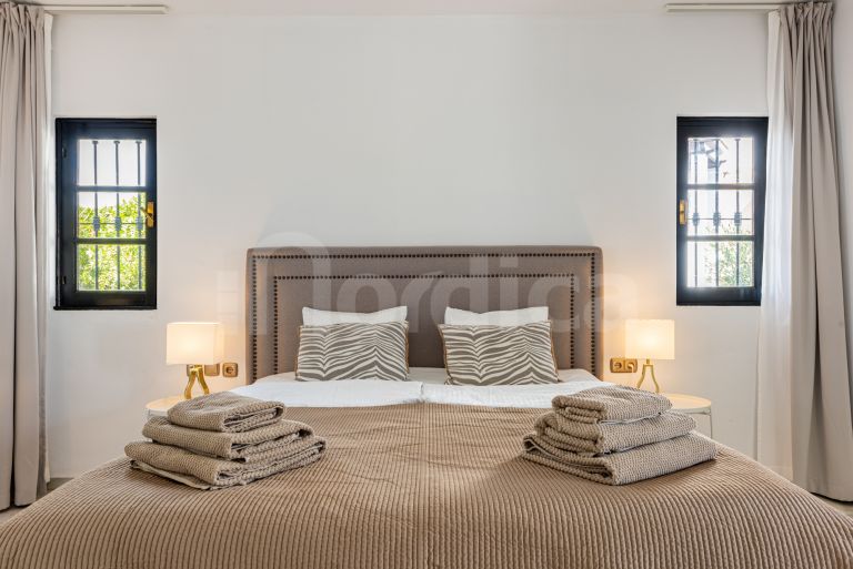 Tvåvånings takvåning till salu i Las Colinas de Marbella