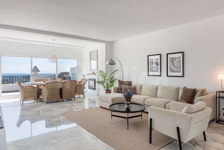 Tvåvånings takvåning till salu i Las Colinas de Marbella