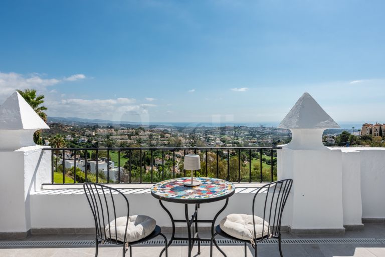 Tvåvånings takvåning till salu i Las Colinas de Marbella