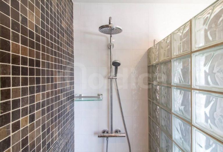 Tvåvånings takvåning till salu i Las Colinas de Marbella