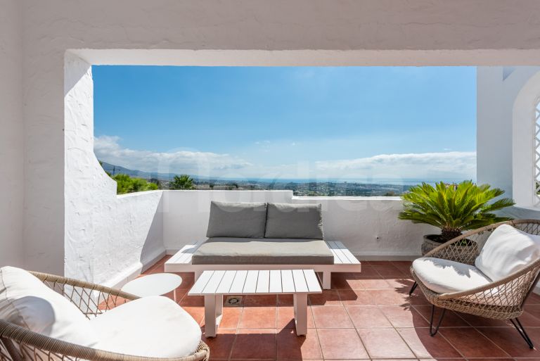 Tvåvånings takvåning till salu i Las Colinas de Marbella