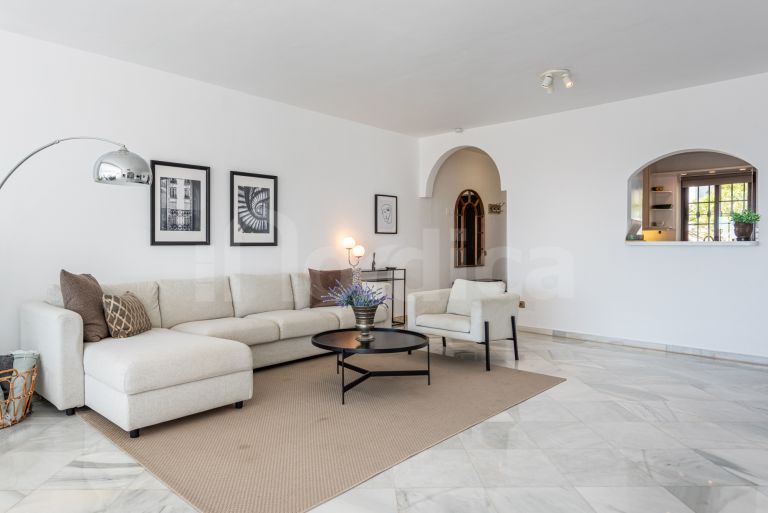 Tvåvånings takvåning till salu i Las Colinas de Marbella