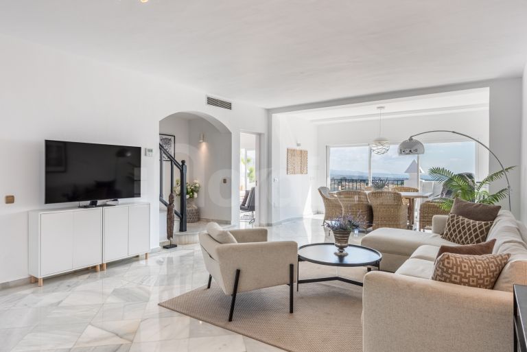 Tvåvånings takvåning till salu i Las Colinas de Marbella