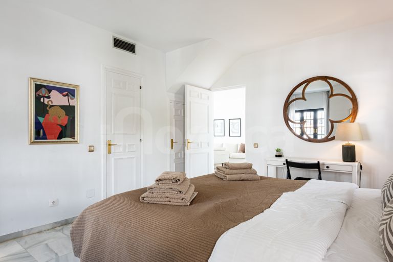 Tvåvånings takvåning till salu i Las Colinas de Marbella