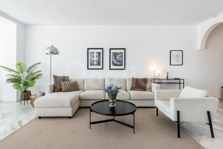 Tvåvånings takvåning till salu i Las Colinas de Marbella