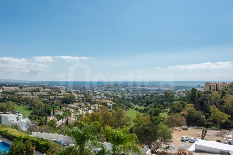 Tvåvånings takvåning till salu i Las Colinas de Marbella