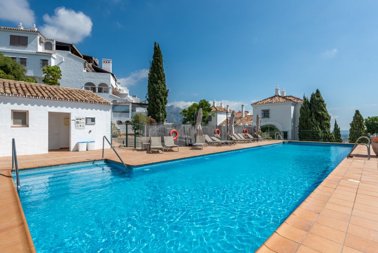 Tvåvånings takvåning till salu i Las Colinas de Marbella