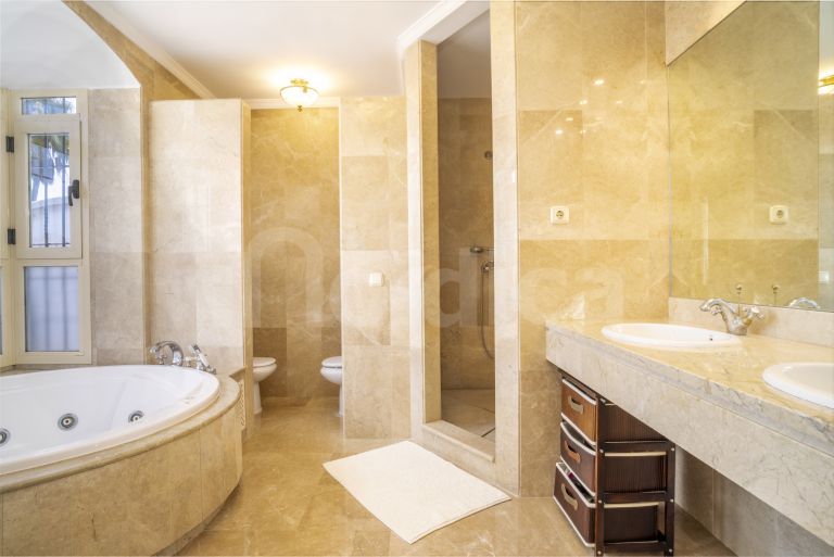 Adosado en venta en Aloha Real