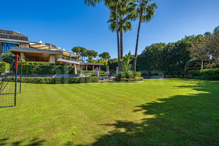 Villa for sale in Guadalmina Baja