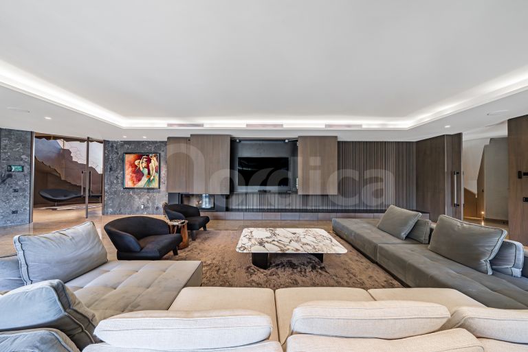 Villa for sale in Guadalmina Baja