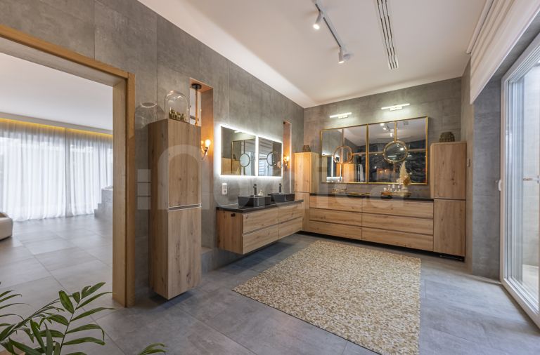 Villa for sale in Elviria