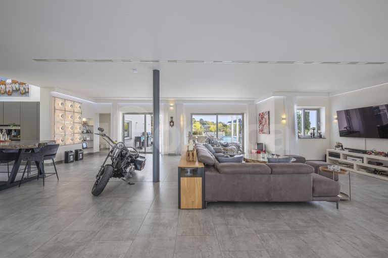 Villa for sale in Elviria