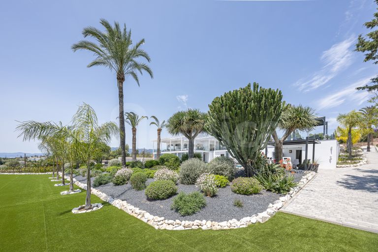 Villa for sale in Elviria