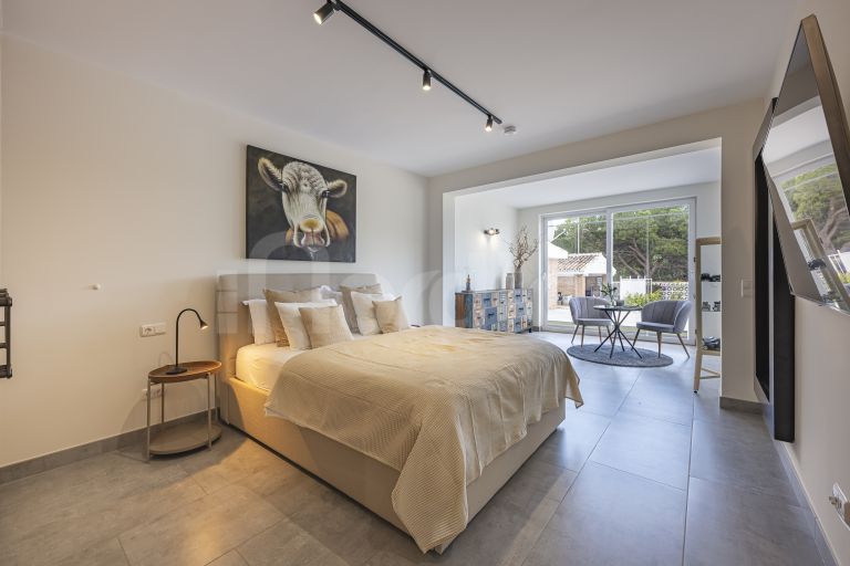 Villa for sale in Elviria