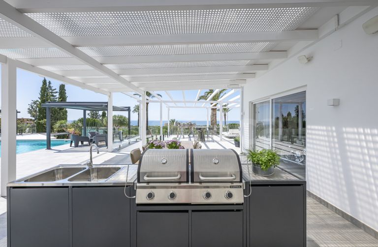 Villa for sale in Elviria