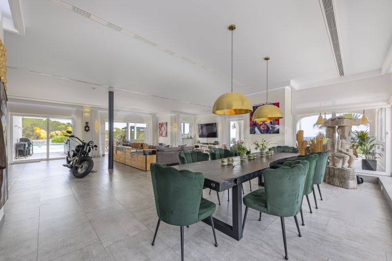 Villa for sale in Elviria