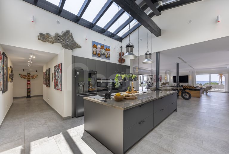 Villa for sale in Elviria