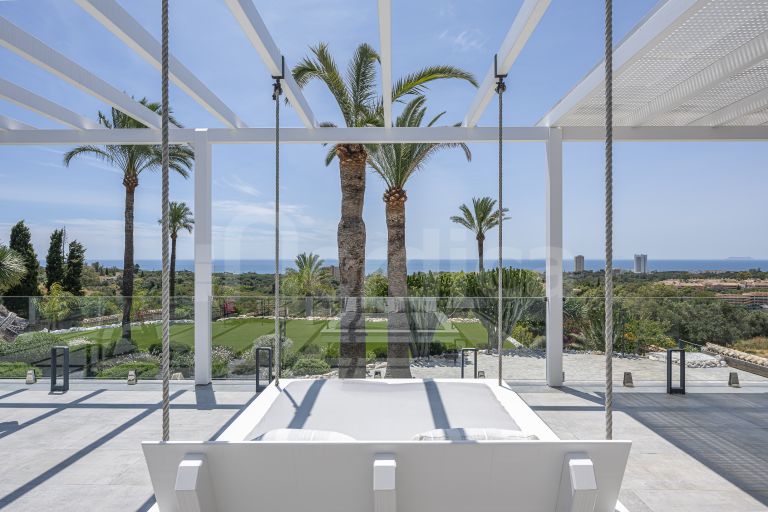 Villa for sale in Elviria